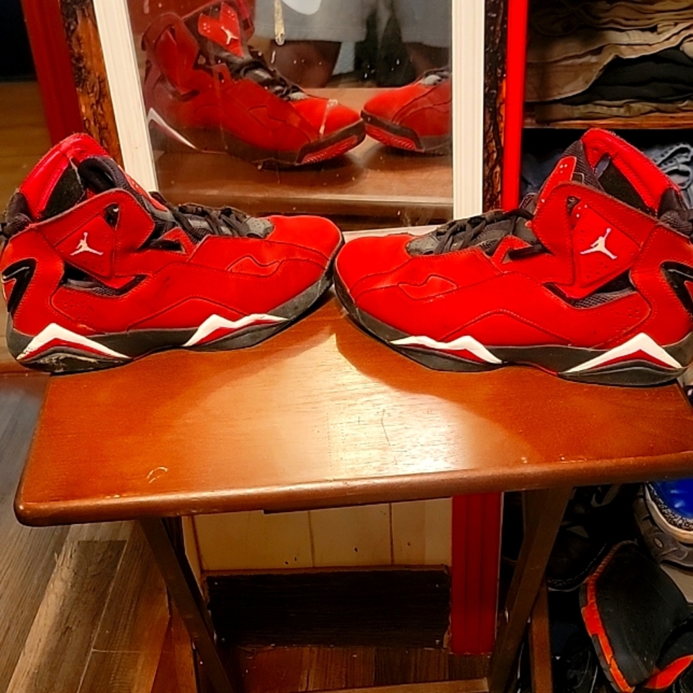 Athletic shoes